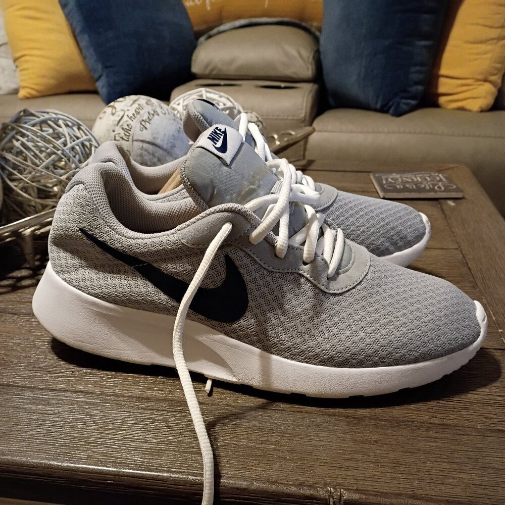 Women's Nike Running Shoes Size 9.5 (very good)